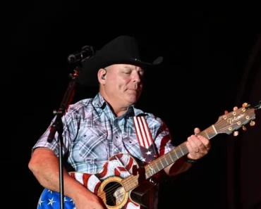 Musician John Michael Montgomery gets injured in a bus accident:
