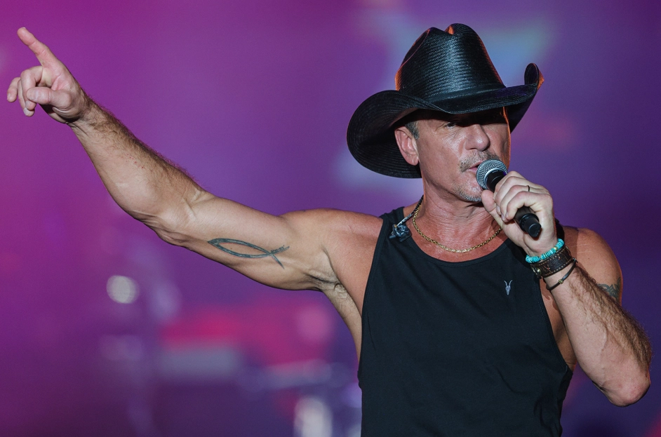 Tim McGraw stumbled off the stage and fall into fans. 